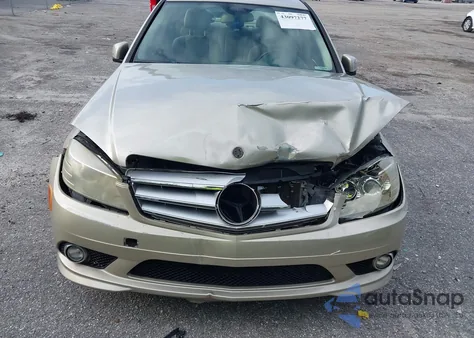 2010 Mercedes-Benz C 300 Sport z USA, uszkodzony, nr VIN WDDGF5EB5AR106130